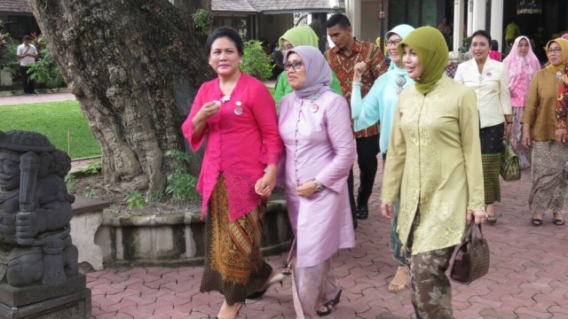Iriana dan Mufidah Mengunjungi Dekranasda Solo (Foto: Yudhistira Amran/kumparan)