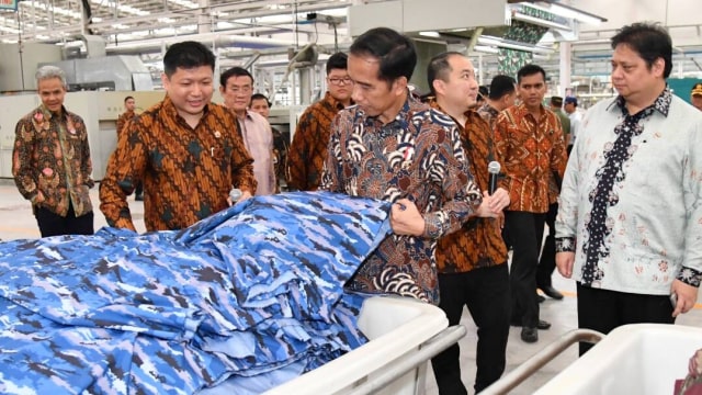 Presiden Jokowi (tengah) didampingi Presdir PT Sritex, Iwan S. Lukminto (kedua kiri) meninjau produksi seragam militer. Foto: Dok. Biro Pers, Media, dan Informasi Sekretariat Presiden
