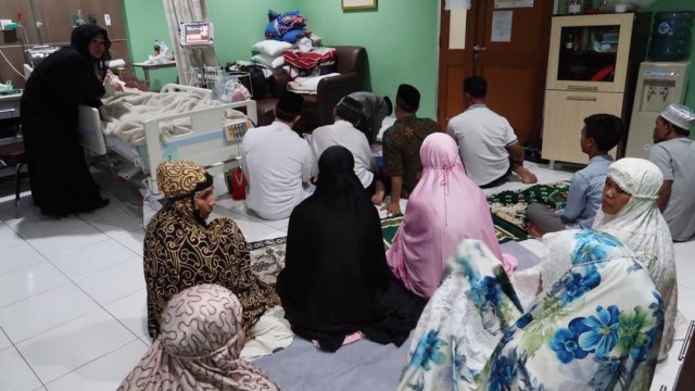 Keluarga Berdoa untuk Kesembuhan Jupe. (Foto: Dok. Nia Anggia)