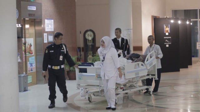 Julia Perez kembali ke kamar perawatan. (Foto: Cornelius Bintang/kumparan)