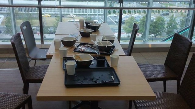 Meja bekas makan turis Indonesia di Jepang. (Foto: Facebook: Tyas Palar)