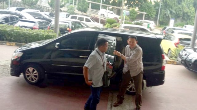 Ahok menjenguk Jupe. (Foto: Ainul Qalbi/kumparan)