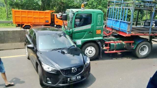 Kecelakaan beruntun di Tol Cipularang (Foto: Twitter/@hadi.hasan)