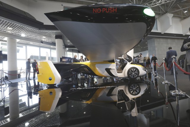 Bentuk AeroMobil (Foto: AP Photo/Claude Paris)