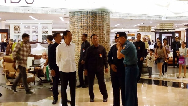 Jokowi Ngemall di Grand Indonesia (Foto: Caroline Pramantie/kumparan)