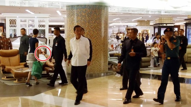 Bule bersantai saat Jokowi lewat. (Foto: Caroline Pramantie/kumparan)