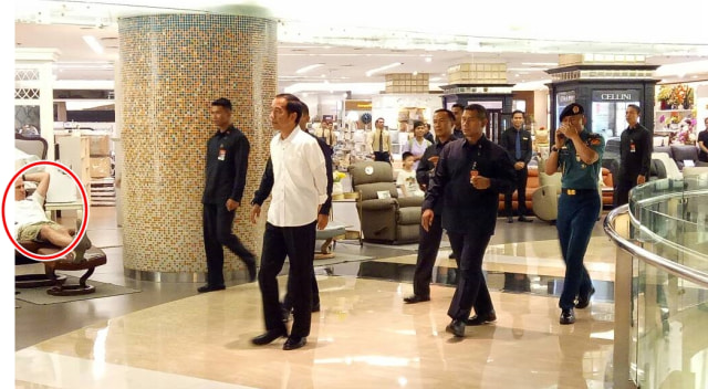 Bule bersantai saat Jokowi lewat. (Foto: Caroline Pramantie/kumparan)