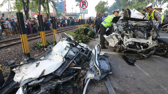 Kecelakaan mobil vs kereta di Surabaya (Foto: Didik Suhartono/Antara)