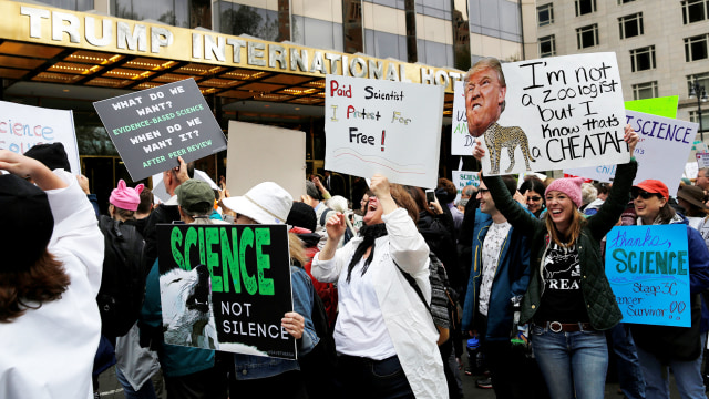 Aksi demo di depan Trump International Hotel. (Foto: REUTERS/Andrew Kelly)
