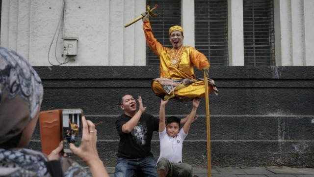 Para pengunjung sedang berpose di Kota Tua (Foto: Aditia Noviansyah/kumparan)