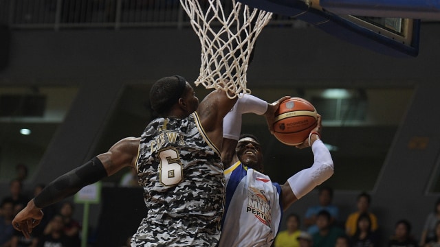 Duel pemain asing kedua tim. (Foto: ANTARA/Sigid Kurniawan)