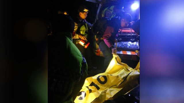 Evakuasi korban pendaki Gunung Prau. (Foto: Twitter/@sutopo_BNPB)