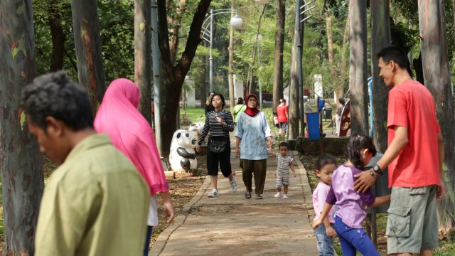 Pengunjung di Taman Honda, Tebet. (Foto: Fanny Kusumawardhani/kumparan)