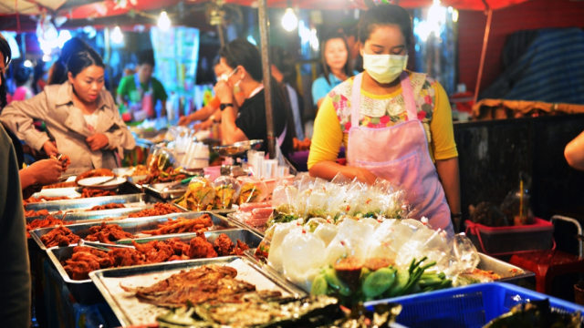 Pedagang street food di Thailand. (Foto: Flickr)