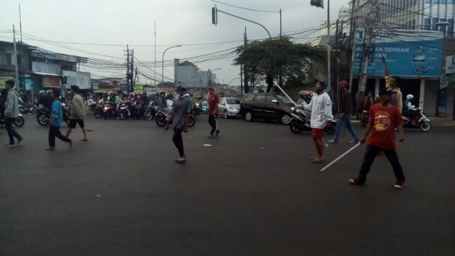 Tawuran di Jalan Dewi Sartika (Foto: Dok. Istimewa)