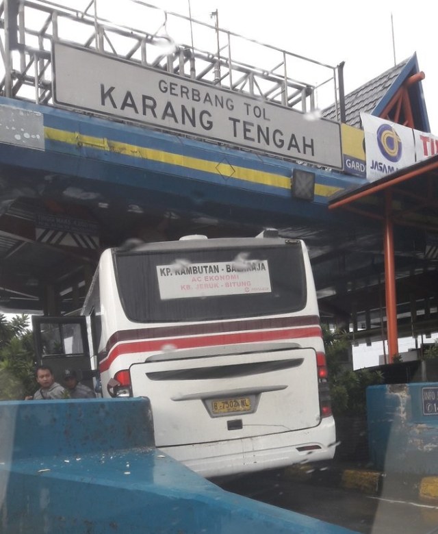 Bus Menabrak Gerbang Tol Karang Tengah (Foto: Twitter/@ItsMeYelly)