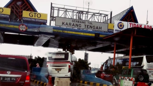 Bus Menabrak Gerbang Tol Karang Tengah (Foto: Twitter/@ItsMeYelly)