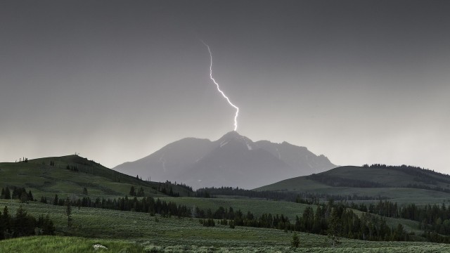 Ilustrasi petir di gunung Foto: Pixabay