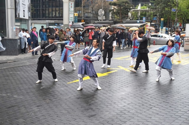 Sambut Turis, Kampanye K-Smile Diadakan di Myeongdong (1)