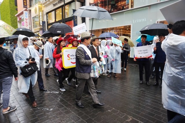 Sambut Turis, Kampanye K-Smile Diadakan di Myeongdong (3)