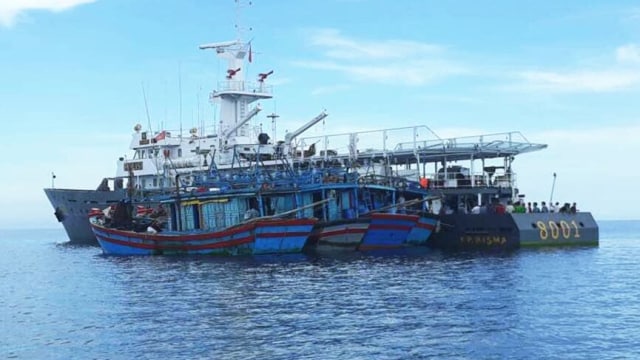 Kapal asing berbendera Vietnam ditangkap Polri (Foto: Twitter/@DivHumasPolri)