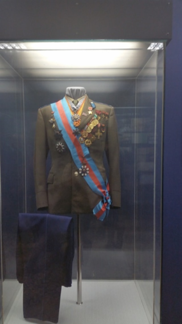 Baju seragam Yuri Gagarin dan lencana penghargaan (Foto: Dok. KBRI Moscow)
