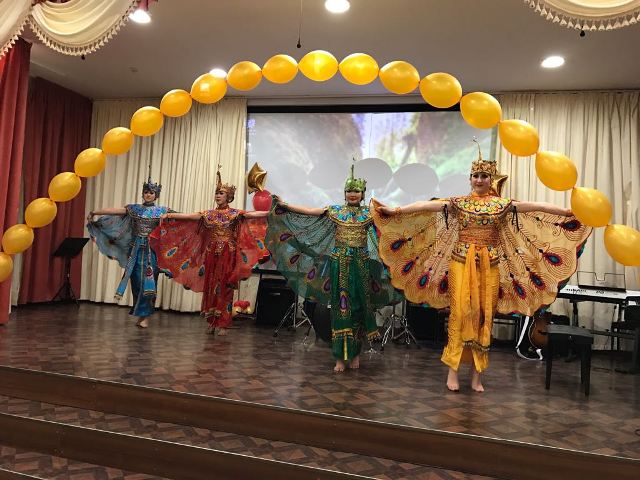 Pelajar SIM menari Merak (Foto: Dok. KBRI Moscow)