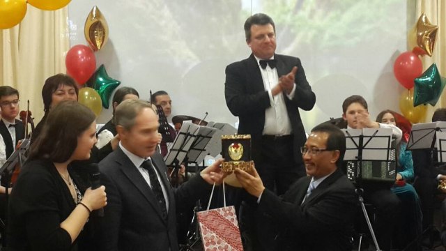 Dubes RI menyerahkan plakat untuk Rusia (Foto: Dok. KBRI Moscow)