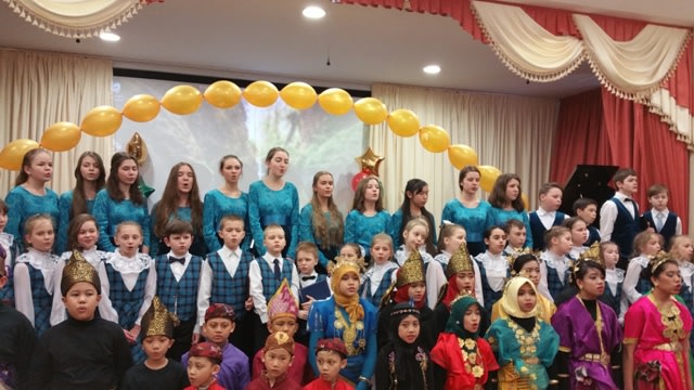 Pelajar SIM dan Sekolah Rusia bernyanyi bersama (Foto: Dok. KBRI Moscow)
