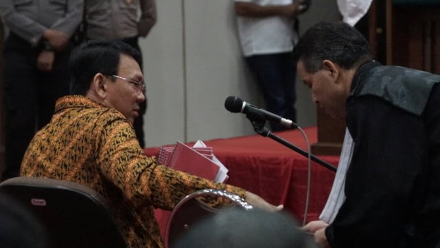 Basuki Tjahja Purnama di persidangan. (Foto: Aditia Noviansyah/kumparan)