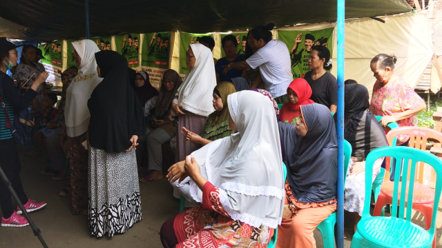 Warga RW 12 sudah berkumpul sejak pagi. (Foto: Iqra Ardini/kumparan)