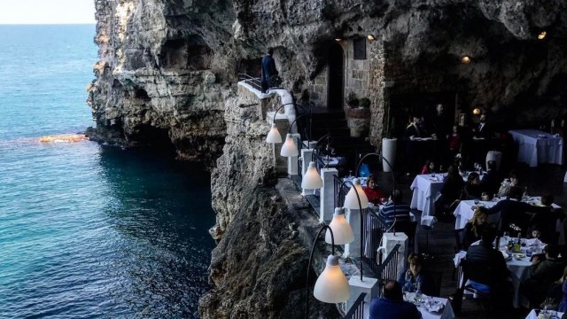 Restoran di dalam gua  (Foto: Instagram/@giulianicoletti_)