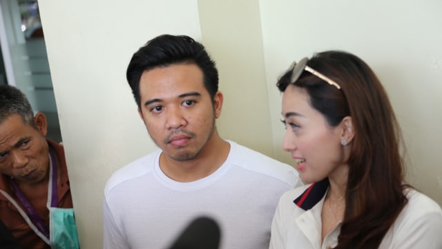 Robby Geisha dan istri saat jenguk Jupe di RSCM  (Foto: Yurika Kencana/kumparan)
