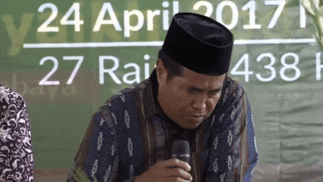 Ustaz Zakfar saat membacakan surat Al-Mulk (Foto: Youtube Sonni Video Production)
