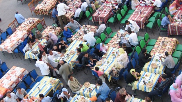 Suasana berbuka puasa bersama. (Foto: Wikimedia Commons)