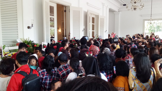 Ratusan orang memadati pendopo Balai Kota. (Foto: Johanes Hutabarat/kumparan)