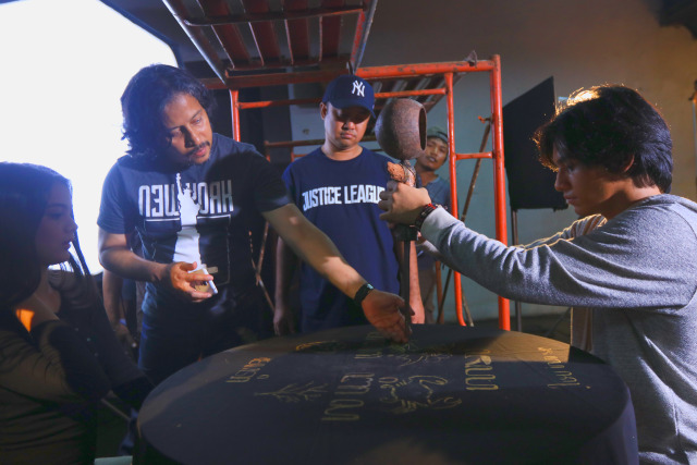Boneka Jailangkung sedang dipersiapkan (Foto: Screenplay Pictures)