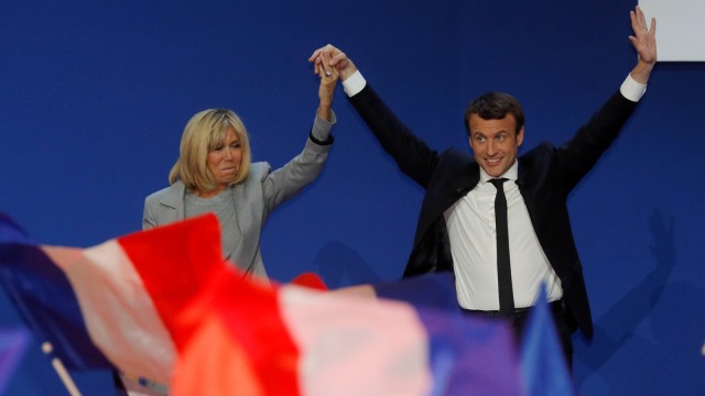 Emmanuel Macron dan istrinya (Foto: REUTERS/Philippe Wojazer)
