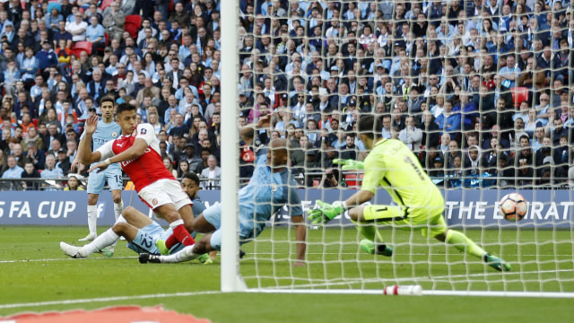 Alexis saat mencetak gol ke gawang City. (Foto: Reuters/Carl Recine)
