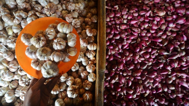 Bawang merah dan bawang putih. (Foto: Antara/Adeng Bustomi)