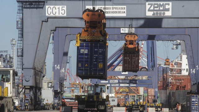 Bongkar Muat di Pelabuhan Tanjung Priok. (Foto: Antara/Muhammad Adimaja)