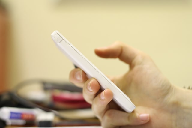 Ilustrasi penipuan via sms. (Foto: Flickr)