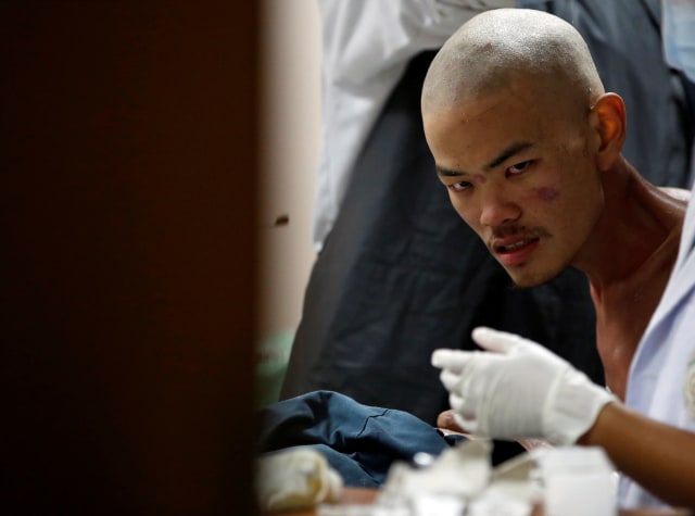 Liang Sheng Yueh dalam perawatan. (Foto: REUTERS/Navesh Chitrakar)