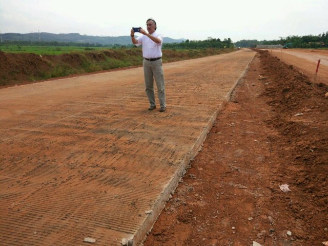 Proses pembangunan tol alternatif Gringsing. (Foto: Kemenko Bidang Kemaritiman)