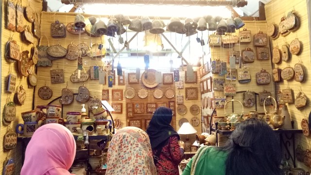 Pernak-pernik kerajinan dari tanah liat. (Foto: Ela Nurlaela/kumparan)