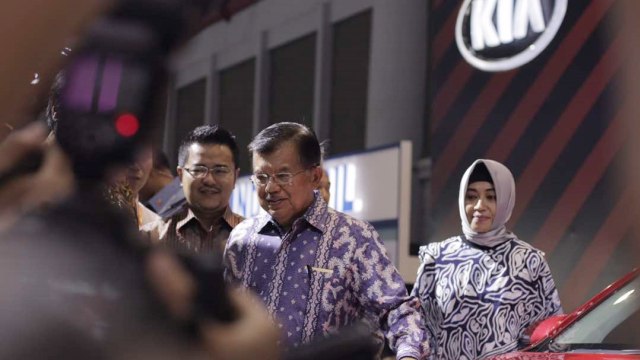 Jusuf Kalla mengunjungi IIMS 2017 (Foto: Cornelius Bintang/kumparan)