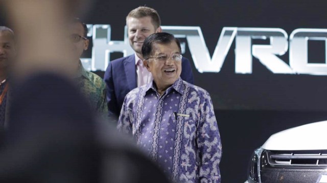 Jusuf Kalla mengunjungi IIMS 2017 (Foto: Cornelius Bintang/kumparan)