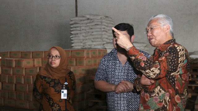 Mendag sidak ke gudang minyak dan gula. (Foto: Fanny Kusumawardhani/kumparan)