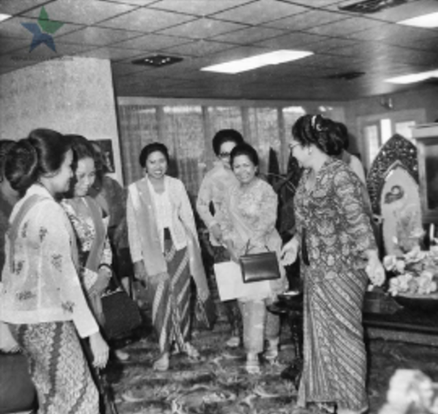 Ibu Tien dan Kowani. (Foto: Perpusnas.)