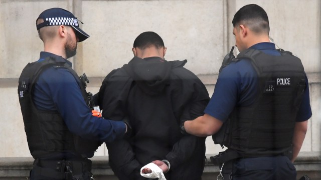 Polisi Inggris menahan pria terduga teroris. (Foto: REUTERS/Toby Melville)